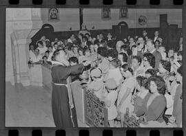 Fotografia "IGREJA SÃO SEBASTIÃO' Benção na Igreja dos Capuchinhos" ([Local n/d] , 1963) [negativo]. / Fotógrafo(a): Adyr Vieira.  -- ITEM-0004.