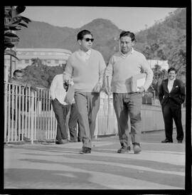 Fotografia "SWEPATAKE [SWEEPTAKE]' DE 1963' (G.P. BRASIL DE 1963) Reportagem com a Coberturas do G.P. Brasil, no Hip. da Gávea com Luiz Rigoni, Manoel Bezerra da Silva, Juan Marchant e Hector Pilar e o cavalo (CENCERRO), Reportagem de Santório" ([Local n/d] , 1963) [negativo]. / Fotógrafo(a): Diniz.  -- ITEM-0011.