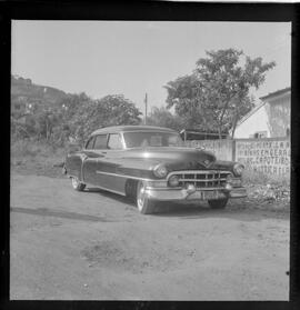 Fotografia "FARRA EM CARRO OFICIAL (29º D.P.) c/ Broxado; 'LADRÕES E AUTOMÓVEIS' Farra em Carro Oficial (José Carlos Neiva Santos, Etelvina da Silva, Marina Nogueira Siqueira Pedrosa e Esmeraldino Antonio Novais, presos após roubarem um carro oficial para farrearem" ([Local n/d] , 1963) [negativo]. / Fotógrafo(a): Méra.  -- ITEM-0001.