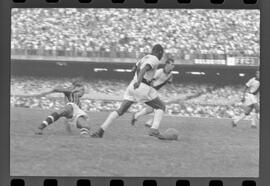 Fotografia "Jogos Campeonato Carioca; 'CAMPEONATO CARIOCA DE 1963' de PROFISSIONAIS (1º Turno) Jogos Vasco x Fluminense (3 x 1) Botafogo x Canto do Rio (3 x 0) America x Madureira (5 x 2) e Olaria x Portuguesa, Reportagem de Esporte" ([Local n/d] , 1963) [negativo]. / Fotógrafo(a): Equipe.  -- ITEM-0109.