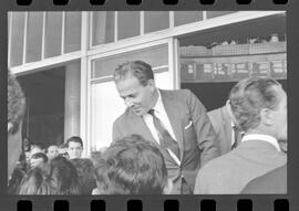 Fotografia "Jango em Recife; Jango Goulart em Recife. sendo recebido pelo Governador Miguel Arraes no Aeroporto do Estado.)" ([Local n/d] , 1963) [negativo]. / Fotógrafo(a): Sucursal.  -- ITEM-0016.