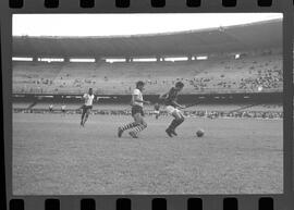 Fotografia "CAPEONATO [CAMPEONATO] CARIOCA DE 1963' (PROFISSIONAIS) (1º Turno) Jogo Famengo [Flamengo] x Campo Grande (5 x 0); Jogo Flamengo e Campo Grande, Reportagem de Esporte" ([Local n/d] , 1963) [negativo]. / Fotógrafo(a): Ribeiro; Demócrito.  -- ITEM-0055.