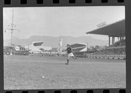 Fotografia "Campeonato Carioca de Profissionais de 63 (1° Turno) Esporte - jogo Fluminense (1 x 0) Bonsucesso" ([Local n/d] , 1963) [negativo]. / Fotógrafo(a): Democrito.  -- ITEM-0052.