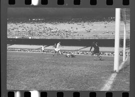 Fotografia "FLUMINENSE X BONSUCESSO; 'CAPEONATO [CAMPEONATO] CARIOCA DE FUTEBOL PROFISSIONAIS' Jogo no Maracanã - Fluminense x Bonsucesso (3x0), sendo que este jogo foi anulado devido a irregularidade havida), Reportagem de Esporte" ([Local n/d] , 1963) [negativo]. / Fotógrafo(a): Demócrito; Ribeiro.  -- ITEM-0059.