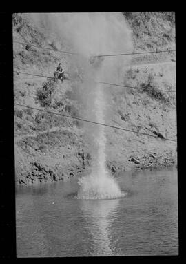 Fotografia "Manobras em Ribeirão das Lages (Paraquedistas: Sobrevivência na Selva operação); 'PARAQUEDISTAS' PARAQUEDISTAS em manobra em Ribeirão das Lages" ([Local n/d] , 1963) [negativo]. / Fotógrafo(a): Méra; Caban.  -- ITEM-0034.