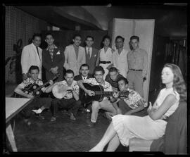 Fotografia "Conjunto musical na redação, Repórter: Everaldo" ([Local n/d] , [Data n/d]) [negativo]. / Fotógrafo(a): [Autoria n/d].  -- ITEM-0001.