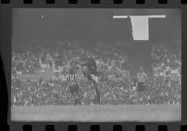 Fotografia "FUTEBOL = 'CAMPEONATO CARIOCA DE PROFISSIONAIS' Jogo Flamengo x Botafogo (3 x 1), America x Portuguesa (2 x 1), Madureira x Bangu (1 x 2), C. Grande x S. Cristovão (1 x 0) e C. Rio x Olaria (1 x 7), Reportagem de Esporte" ([Local n/d] , 1963) [negativo]. / Fotógrafo(a): Equipe.  -- ITEM-0217.