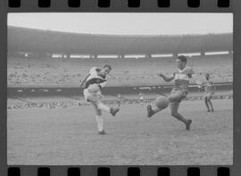 Fotografia "CAMPEONATO CARIOCA DE PROFISSIONAIS DE 1963' (1º Turno) Jogo Vasco da Gama x Olaria (1 x 0) no Maracanã" ([Local n/d] , 1963) [negativo]. / Fotógrafo(a): Demócrito; Ribeiro.  -- ITEM-0054.