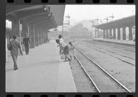 Fotografia "GREVE DOS FERROVIÁRIOS DA LEOPOLDINA' Greve na Leopoldina (Reportagem e uma pombinha na linha Férrea), Reportagem de Cid King" ([Local n/d] , 1963) [negativo]. / Fotógrafo(a): Adyr Vieira.  -- ITEM-0003.