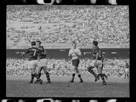 Fotografia "FUTEBOL = 'CAMPEONATO CARIOCA DE PROFISSIONAIS' Jogo Flamengo x Botafogo (3 x 1), America x Portuguesa (2 x 1), Madureira x Bangu (1 x 2), C. Grande x S. Cristovão (1 x 0) e C. Rio x Olaria (1 x 7), Reportagem de Esporte" ([Local n/d] , 1963) [negativo]. / Fotógrafo(a): Equipe.  -- ITEM-0290.