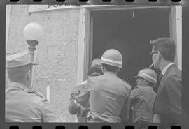 Fotografia "Conflitos' Violência Polícial no Sindicato dos Têxteis (Deputado Hercules Correia preso por defender as reformas de bases), Reportagem de Oscar Cardoso" ([Local n/d] , 1963) [negativo]. / Fotógrafo(a): Luiz Santos; Alvaro.  -- ITEM-0002.