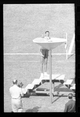 Fotografia "Jogos Campeonato Carioca; 'CAMPEONATO CARIOCA DE 1963' de PROFISSIONAIS (1º Turno) Jogos Vasco x Fluminense (3 x 1) Botafogo x Canto do Rio (3 x 0) America x Madureira (5 x 2) e Olaria x Portuguesa, Reportagem de Esporte" ([Local n/d] , 1963) [negativo]. / Fotógrafo(a): Equipe.  -- ITEM-0165.