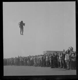 Fotografia "HOMEM VOADOR DOS ESTADOS UNIDOS' Homen [Homem] que Voa Exposição Americana Robert F. Courter, em apresentação no aterro da Glória), Reportagem de Holando [Holanda]" ([Local n/d] , 1963) [negativo]. / Fotógrafo(a): Ribeiro.  -- ITEM-0002.