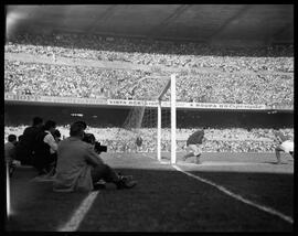 Fotografia "Esporte - futebol - Vasco x Palmeiras" ([Local n/d] , [Data n/d]) [negativo]. / Fotógrafo(a): Ângelo.  -- ITEM-0013.