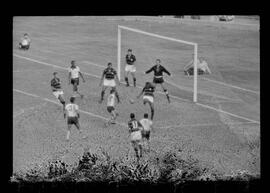 Fotografia "CAPEONATO [CAMPEONATO] CARIOCA DE 1963' (PROFISSIONAIS) (1º Turno) Jogo Famengo [Flamengo] x Campo Grande (5 x 0); Jogo Flamengo e Campo Grande, Reportagem de Esporte" ([Local n/d] , 1963) [negativo]. / Fotógrafo(a): Ribeiro; Demócrito.  -- ITEM-0075.