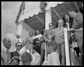 Fotografia "Casas - Inauguração em Nova Iguassú" ([Local n/d] , [Data n/d]) [negativo]. / Fotógrafo(a): Ernani Contursi.  -- ITEM-0005.