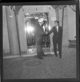 Fotografia "Ronda das Boites' 'Boite' Au Bon Gourmet' Ronda das Buates, Reportagem de Eli" ([Local n/d] , 1963) [negativo]. / Fotógrafo(a): Roberto.  -- ITEM-0004.