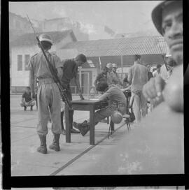 Fotografia "Blitz' na Favela do Esqueleto c/ Broxado; 'BATIDAS POLICIAIS' 'Blitz', na Favela do Esqueleto contra os moradores, Reportagem de Broxada" ([Local n/d] , 1963) [negativo]. / Fotógrafo(a): Ferreira.  -- ITEM-0006.