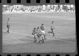 Fotografia "FUTEBOL = 'CAMPEONATO CARIOCA DE PROFISSIONAIS' Jogo Flamengo x Botafogo (3 x 1), America x Portuguesa (2 x 1), Madureira x Bangu (1 x 2), C. Grande x S. Cristovão (1 x 0) e C. Rio x Olaria (1 x 7), Reportagem de Esporte" ([Local n/d] , 1963) [negativo]. / Fotógrafo(a): Equipe.  -- ITEM-0043.