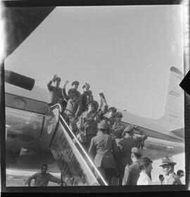 Fotografia "FAB PARA O CONGO; AERONAUTICA [AERONÁUTICA] = (FAB) Novos oficiais da FAB partem para o Congo Belga em Missão de Paz chefiados pelo Major Aviador Helio Campos" ([Local n/d] , 1961) [negativo]. / Fotógrafo(a): L. SANTOS.  -- ITEM-0002.