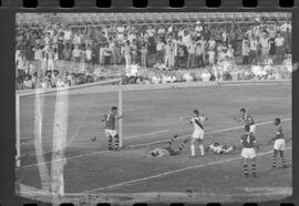 Fotografia "Jogos Campeonato Carioca; 'CAMPEONATO CARIOCA DE 1963' de PROFISSIONAIS (1º Turno) Jogos Vasco x Fluminense (3 x 1) Botafogo x Canto do Rio (3 x 0) America x Madureira (5 x 2) e Olaria x Portuguesa, Reportagem de Esporte" ([Local n/d] , 1963) [negativo]. / Fotógrafo(a): Equipe.  -- ITEM-0197.