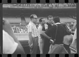 Fotografia "FLUMINENSE X BONSUCESSO; 'CAPEONATO [CAMPEONATO] CARIOCA DE FUTEBOL PROFISSIONAIS' Jogo no Maracanã - Fluminense x Bonsucesso (3x0), sendo que este jogo foi anulado devido a irregularidade havida), Reportagem de Esporte" ([Local n/d] , 1963) [negativo]. / Fotógrafo(a): Demócrito; Ribeiro.  -- ITEM-0002.