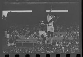 Fotografia "Jogos Campeonato Carioca; 'CAMPEONATO CARIOCA DE 1963' de PROFISSIONAIS (1º Turno) Jogos Vasco x Fluminense (3 x 1) Botafogo x Canto do Rio (3 x 0) America x Madureira (5 x 2) e Olaria x Portuguesa, Reportagem de Esporte" ([Local n/d] , 1963) [negativo]. / Fotógrafo(a): Equipe.  -- ITEM-0103.