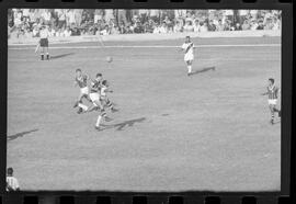 Fotografia "Jogos Campeonato Carioca; 'CAMPEONATO CARIOCA DE 1963' de PROFISSIONAIS (1º Turno) Jogos Vasco x Fluminense (3 x 1) Botafogo x Canto do Rio (3 x 0) America x Madureira (5 x 2) e Olaria x Portuguesa, Reportagem de Esporte" ([Local n/d] , 1963) [negativo]. / Fotógrafo(a): Equipe.  -- ITEM-0067.