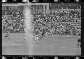 Fotografia "Campeonato Carioca de Profissionais de 63 (1° Turno) Esporte - jogo Fluminense (1 x 0) Bonsucesso" ([Local n/d] , 1963) [negativo]. / Fotógrafo(a): Democrito.  -- ITEM-0106.