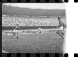 Fotografia "FLUMINENSE X BONSUCESSO; 'CAPEONATO [CAMPEONATO] CARIOCA DE FUTEBOL PROFISSIONAIS' Jogo no Maracanã - Fluminense x Bonsucesso (3x0), sendo que este jogo foi anulado devido a irregularidade havida), Reportagem de Esporte" ([Local n/d] , 1963) [negativo]. / Fotógrafo(a): Demócrito; Ribeiro.  -- ITEM-0030.