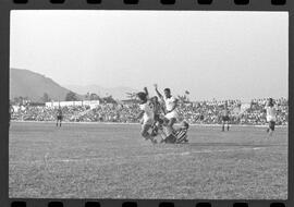 Fotografia "CAMPEONATO CARIOCA DE PROFISSIONAIS DE 1963' (1º TURNO) Jogo Botafogo x Campo Grande (2 x 0)" ([Local n/d] , 1963) [negativo]. / Fotógrafo(a): Demócrito; Ribeiro.  -- ITEM-0041.