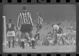 Fotografia "FUTEBOL = 'CAMPEONATO CARIOCA DE PROFISSIONAIS' Jogo Flamengo x Botafogo (3 x 1), America x Portuguesa (2 x 1), Madureira x Bangu (1 x 2), C. Grande x S. Cristovão (1 x 0) e C. Rio x Olaria (1 x 7), Reportagem de Esporte" ([Local n/d] , 1963) [negativo]. / Fotógrafo(a): Equipe.  -- ITEM-0033.