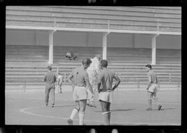 Fotografia "FLUMINENSE F.C.' Treino do Fluminense, Reportagem de Esporte" ([Local n/d] , 1963) [negativo]. / Fotógrafo(a): Democrito.  -- ITEM-0005.