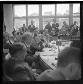 Fotografia "JOÃO LYRA Fº; 'ASSEMBLÉA LEGISLATIVA DA GB.' Ministro João Lyra Filho, na C.P.I. (Depoimento na Comissão de Finançcas da Assembléia Legislativa da GB, com relação a prestação de contas do Governo de Carlos Lacerda)" ([Local n/d] , 1963) [negativo]. / Fotógrafo(a): Rodolpho.  -- ITEM-0002.