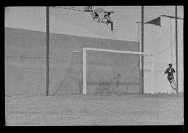 Fotografia "Campeonato Carioca de Profissionais de 63 (1° Turno) Esporte - jogo Fluminense (1 x 0) Bonsucesso" ([Local n/d] , 1963) [negativo]. / Fotógrafo(a): Democrito.  -- ITEM-0098.