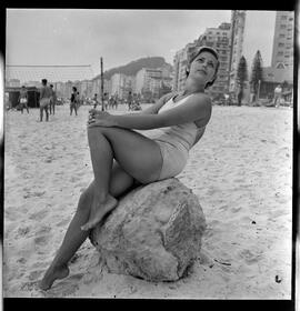 Fotografia "Concurso Rainha do Verão. Praia de Copacabana" ([Local n/d] , [Data n/d]) [negativo]. / Fotógrafo(a): Joel Maia.  -- ITEM-0011.