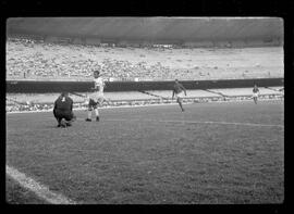 Fotografia "FLUMINENSE X BONSUCESSO; 'CAPEONATO [CAMPEONATO] CARIOCA DE FUTEBOL PROFISSIONAIS' Jogo no Maracanã - Fluminense x Bonsucesso (3x0), sendo que este jogo foi anulado devido a irregularidade havida), Reportagem de Esporte" ([Local n/d] , 1963) [negativo]. / Fotógrafo(a): Demócrito; Ribeiro.  -- ITEM-0013.