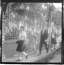 Fotografia "Caso Hélio Fernandes - visitas dos advogados de seus advogados Prado Kelli e Prudente de Morais Neto e sua esposa Sra. Rosinha Fernandes e seu irmão Millor Fernandes, no Quartel da PM), Reportagem de Nelson Silva" ([Local n/d] , 1963) [negativo]. / Fotógrafo(a): Alvaro.  -- ITEM-0010.