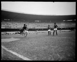 Fotografia "Esporte - Futebol América x Botafogo" ([Local n/d] , [Data n/d]) [negativo]. / Fotógrafo(a): Ângelo.  -- ITEM-0004.