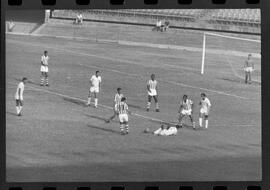 Fotografia "CAMPEONATO CARIOCA DE PROFISSIONAIS DE 1963' (1º Turno) Jogo Bangú x S. Cristovão (3 x 0)" ([Local n/d] , 1963) [negativo]. / Fotógrafo(a): Rodolfo.  -- ITEM-0007.