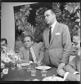 Fotografia "Reunião política na residência do Dr. Bocayuva" ([Local n/d] , [Data n/d]) [negativo]. / Fotógrafo(a): Walter Firmo (?).  -- ITEM-0010.