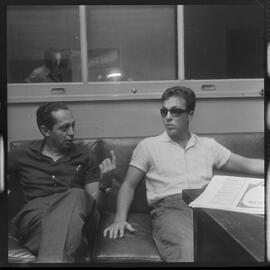 Fotografia "Entrevista com Ronaldo Castro (Caso Aída Curi), [Reportagem?] com Fraga e Ronaldo na redação (Veneziano)" ([Local n/d] , [Data n/d]) [negativo]. / Fotógrafo(a): Odyr e A. Veneziano.  -- ITEM-0008.
