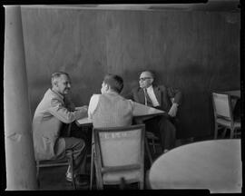 Fotografia "Redação - Escritores Mauro Mota e Elísio Condé, [Reportagem?] com Maurotônio Meira" ([Local n/d] , [Data n/d]) [negativo]. / Fotógrafo(a): Estrela.  -- ITEM-0001.