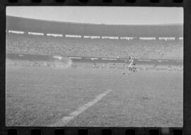 Fotografia "CAMPEONATO CARIOCA DE PROFISSIONAIS DE 1963 (1º TURNO) Jogos - Campeonato Carioca. Flamengo x Madureira (5 x 0) - Vasco x América (2 x 0) e Fluminense x Portuguesa (1 x 1). e Peter Kedzierski, homem voador dos EUA, (Vôo)" ([Local n/d] , 1963) [negativo]. / Fotógrafo(a): Equipe.  -- ITEM-0013.