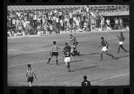 Fotografia "FUTEBOL = 'CAMPEONATO CARIOCA DE PROFISSIONAIS' Jogo Flamengo x Botafogo (3 x 1), America x Portuguesa (2 x 1), Madureira x Bangu (1 x 2), C. Grande x S. Cristovão (1 x 0) e C. Rio x Olaria (1 x 7), Reportagem de Esporte" ([Local n/d] , 1963) [negativo]. / Fotógrafo(a): Equipe.  -- ITEM-0074.