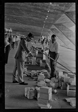 Fotografia "FESTIVAL BRASILEIRO DE ESCRITORES' FESTIVAL DE ESCRITTORES [ESCRITORES] (Preparativos) Com a presença do escritor Viriato Corrêa)" ([Local n/d] , 1963) [negativo]. / Fotógrafo(a): Pedro; Venê.  -- ITEM-0026.