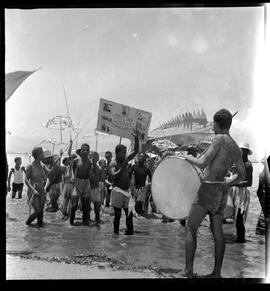 Fotografia "Banho a fantasia em Ramos e homenagem a Última Hora na Ilha do Governador" ([Local n/d] , [Data n/d]) [negativo]. / Fotógrafo(a): Rodo.  -- ITEM-0032.