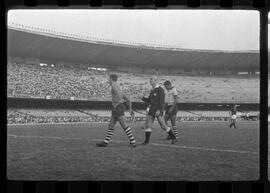 Fotografia "CAPEONATO [CAMPEONATO] CARIOCA DE 1963' (PROFISSIONAIS) (1º Turno) Jogo Famengo [Flamengo] x Campo Grande (5 x 0); Jogo Flamengo e Campo Grande, Reportagem de Esporte" ([Local n/d] , 1963) [negativo]. / Fotógrafo(a): Ribeiro; Demócrito.  -- ITEM-0019.