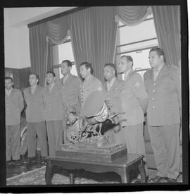 Fotografia "Transmissão Comando I Exército (Gal. Osvino Ferreira Alves, transmite o camando [comando] do 1º Exército ao seu sucessor o Gal. Benjamin Rodrigues Galhardo, com a presença do Min. Jair Dantas Ribeiro" ([Local n/d] , 1963) [negativo]. / Fotógrafo(a): Alvaro.  -- ITEM-0002.