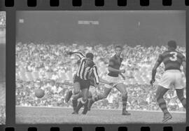 Fotografia "FUTEBOL = 'CAMPEONATO CARIOCA DE PROFISSIONAIS' Jogo Flamengo x Botafogo (3 x 1), America x Portuguesa (2 x 1), Madureira x Bangu (1 x 2), C. Grande x S. Cristovão (1 x 0) e C. Rio x Olaria (1 x 7), Reportagem de Esporte" ([Local n/d] , 1963) [negativo]. / Fotógrafo(a): Equipe.  -- ITEM-0030.